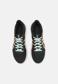 Czarne buty sportowe z siateczkową cholewką, miętowozielonymi sznurowadłami i koralowymi akcentami. Posiadają wyściełany kołnierz i białą gumową podeszwę.