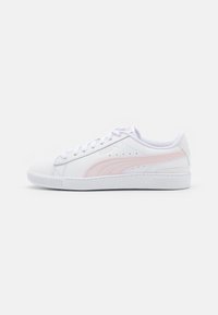 Białe sneakersy z gładkiej skóry, różowymi akcentami, perforowanymi detalami po bokach i gumową podeszwą. Wiązany krój z logo na pięcie.