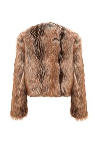 Chaqueta corta de pelaje sintético marrón con mangas largas, que presenta diferentes tonos y texturas, escote redondeado y una apariencia suave y esponjosa.