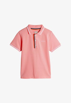 Polo a maniche corte in cotone rosa chiaro, con una patta a tre bottoni, dettagli bianchi e strisce blu, rosse e gialle.