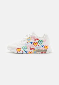 Weiße Sneaker mit bunten Herzmustern und dem Text "love". Sie verfügen über eine perforierte Seite, eine strukturierte Zehenkappe und sichtbare Luftpolsterung.