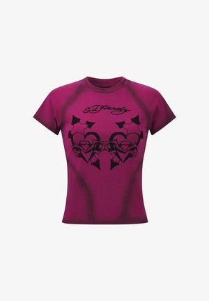 Kortebloezige, getailleerde paarse t-shirt gemaakt van rekbare stof, met een zwart grafisch ontwerp van harten en vleermuizen, en de tekst "Ed Hardy".