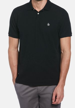 Czarna koszulka polo z bawełny, z klasycznym kołnierzykiem, krótkimi rękawami oraz małym haftowanym logo na lewej piersi.