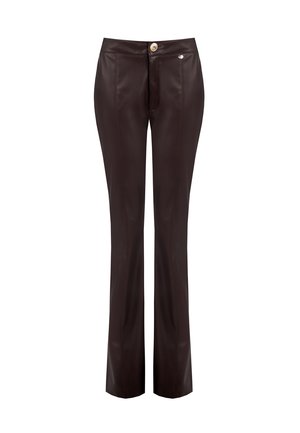Pantaloni in pelle marrone con una vestibilità slim, caratterizzati da una chiusura con bottone anteriore, dettagli di cucitura discreti e un design a gamba dritta.
