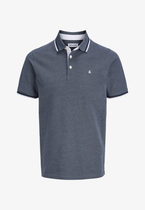 Ανδρικό πόλο μπλουζάκι με κοντά μανίκια σε σκούρο γκρι χρώμα, με άσπρα και μαύρα περιθώρια στον γιακά και τα μανίκια, τριπλό κουμπί, και μικρό λογότυπο στο στήθος.