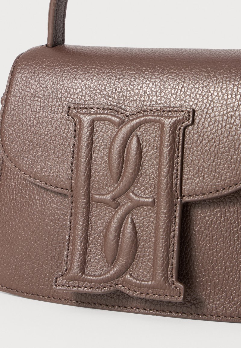 Sac à main en cuir marron avec surface texturée, présentant un logo en relief sur le devant et une forme structurée. Les détails comprennent des coutures visibles.