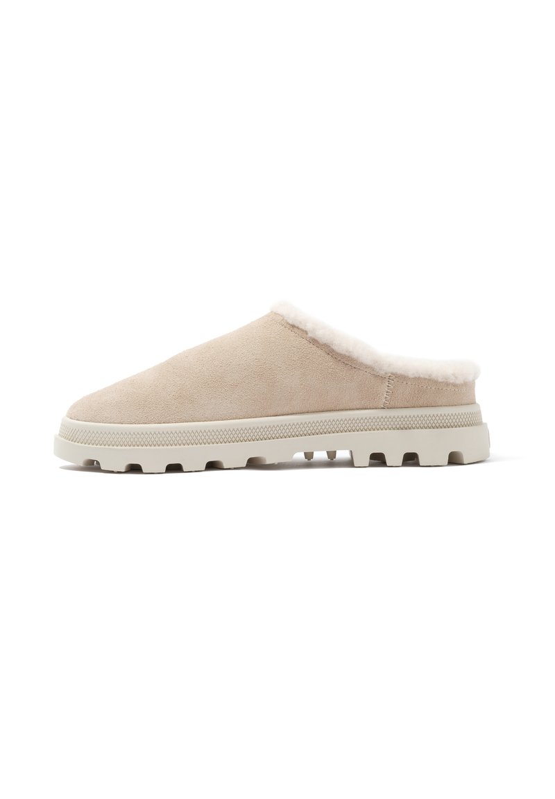 Beige Wildleder-Slipper mit weißem, flauschigem Futter und einer strukturierten Gummisohle mit Rillen für besseren Halt. Offenes Rückendesign.