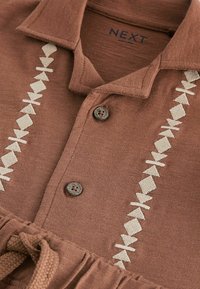 Next REGULAR FIT brązowy