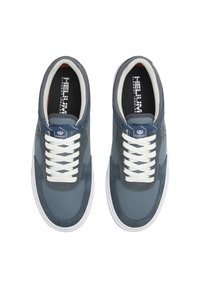 Zapatillas de lona azules con cordones blancos, cuello acolchado y acentos grises en contraste. Presentan un logo en el lateral y una suela de goma texturizada.