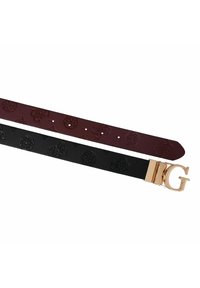 Dos cinturones de cuero emplastado, uno negro y uno burdeos, con una hebilla metálica dorada en forma de "G" en el cinturón negro.