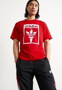 adidas Originals TREFOIL TORCH - Print T-shirt - better scarlet