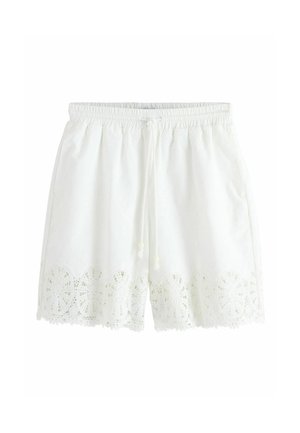 Biele šortky s elastickým pásom, šnúrkou a zložitými čipkovými detailmi pozdĺž lemu.