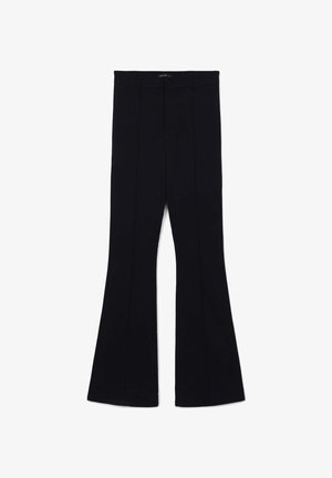 Schwarze ausgestellte Hose mit glatter Textur, ausgestattet mit einem einzigen Knopfverschluss vorne und zwei vertikalen Nähten auf der Vorderseite.