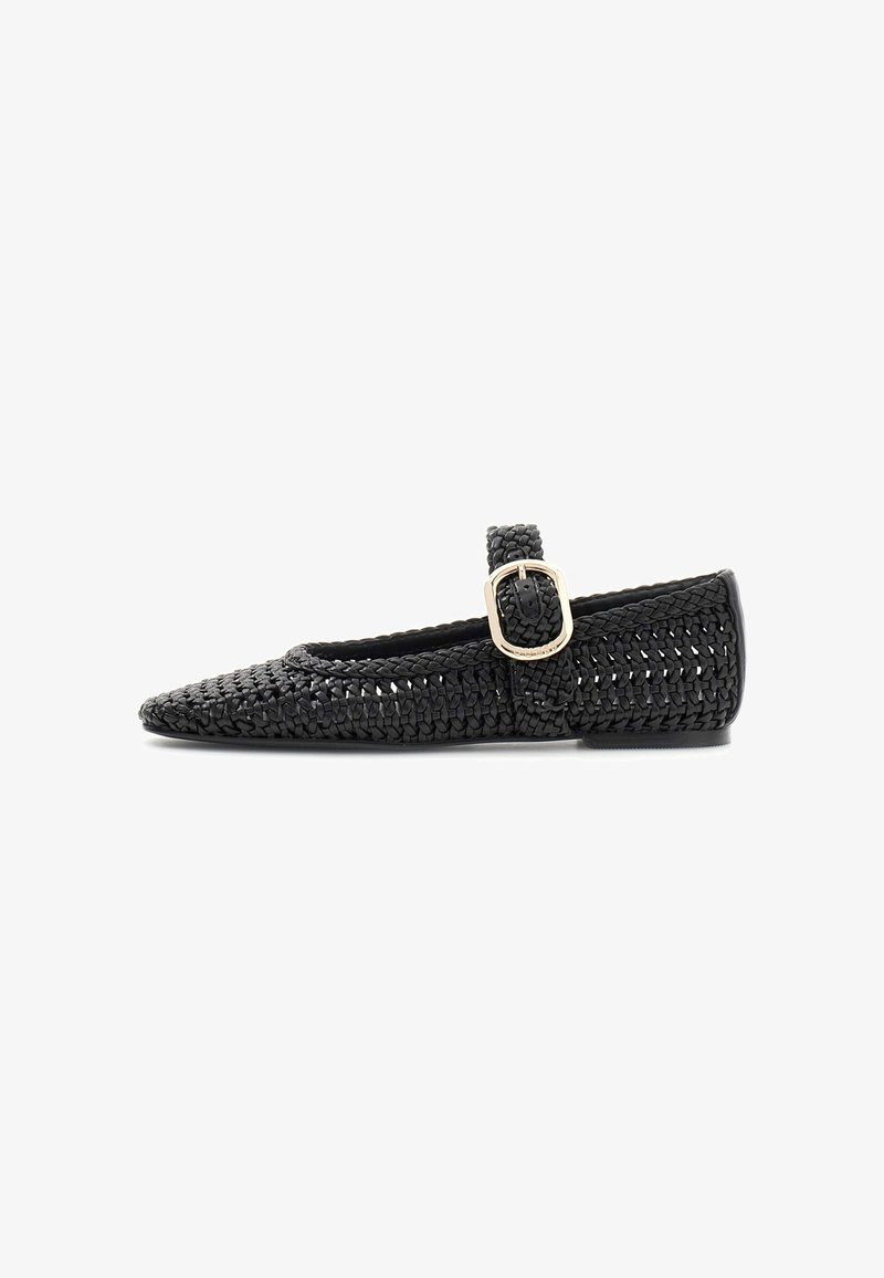 Chaussure plate tissée noire avec bout pointu et une bride unique fermée par une boucle dorée, vue de côté sur fond blanc.