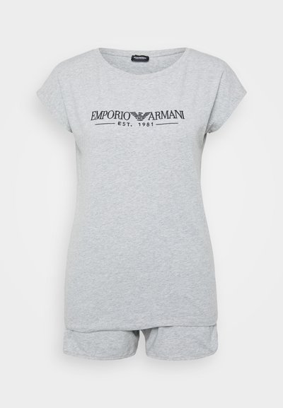 Pelēku kokvilnas atpūtas apģērbu komplekts, kas ietver īsām piedurknēm topu ar apaļu dekoltē un melno "Emporio Armani" logotipu, kopā ar saskaņotiem šortiem.