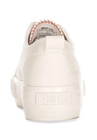 Białe syntetyczne sneakersy z teksturowaną powierzchnią i okrągłym noskiem. Posiadają solidną piętę oraz wytłoczone logo "BIG STAR" z tyłu.
