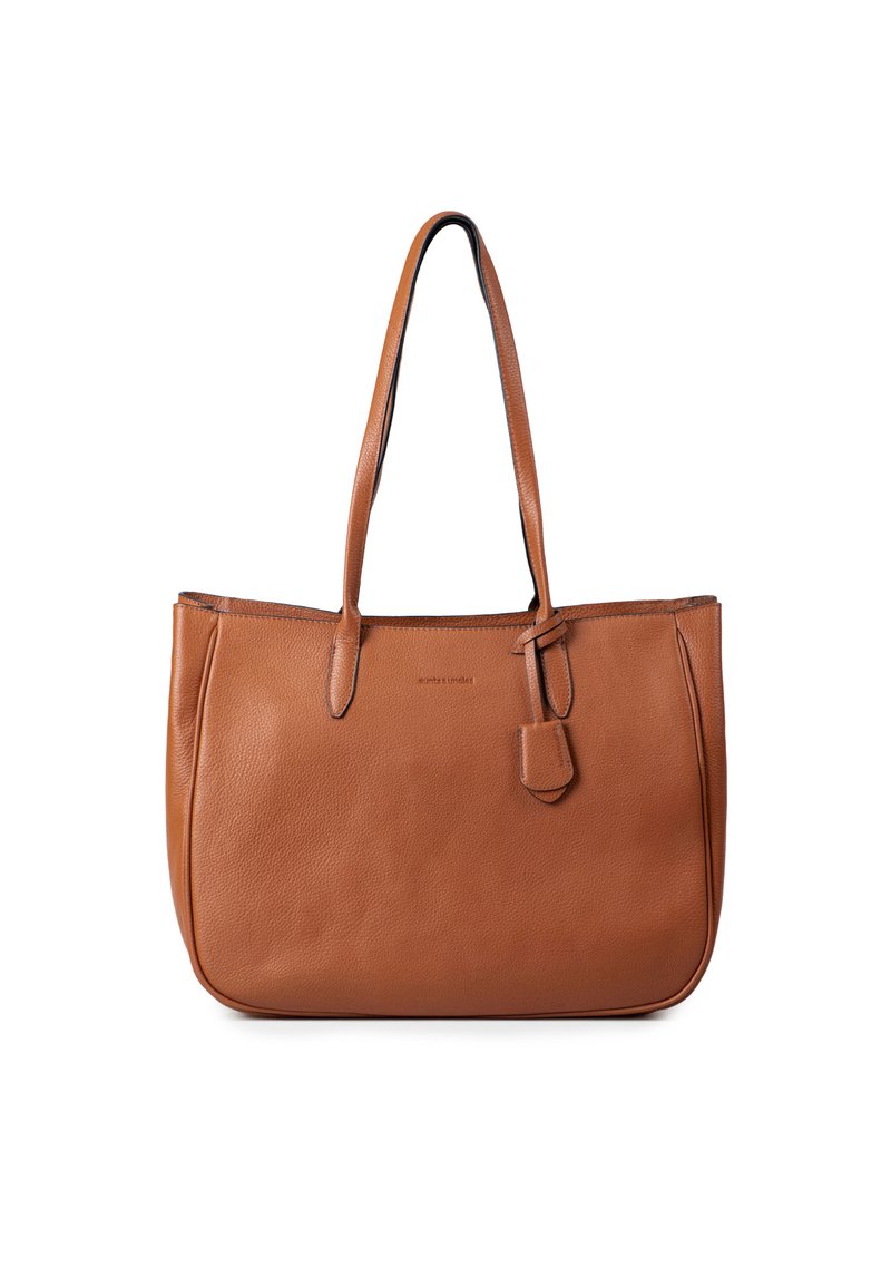 Braune Leder-Tragetasche mit strukturiertem Finish, zwei langen Griffen und einem kleinen abnehmbaren Anhänger. Geräumiges Design mit einer einfachen, klaren Silhouette.