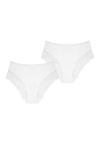 Witte katoenen damesondergoedset met kantafwerking aan de zijkanten en een bloemenpatroon, ontworpen voor medium bedekking en comfort.
