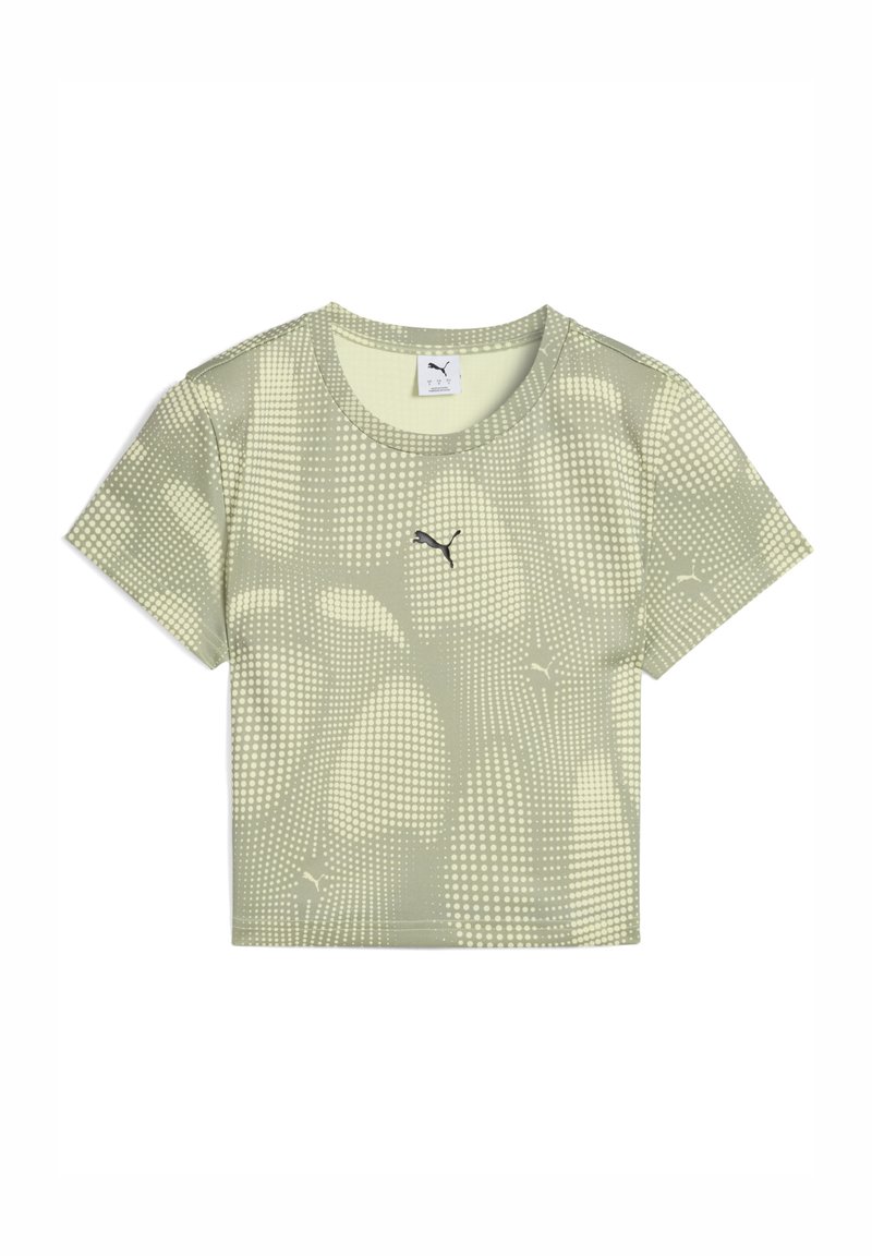 Heledad roheline lühike t-särk, millel on täppidega muster ja must Puma logo rinnal, lühikud varrukad ja ümmargune kaelus.