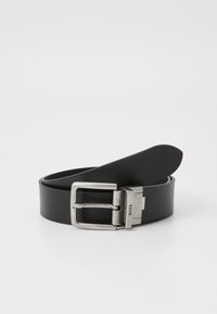 Curea din piele neagră cu o cataramă dreptunghiulară din metal argintiu, având o finisare texturată și un vârf neted, rotunjit.