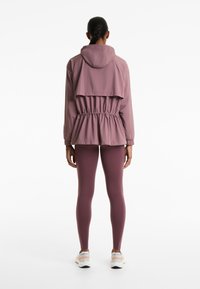 OYSHO WATER-REPELLENT WINDBREAKER - Let jakke / Sommerjakker - mauve