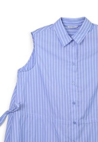 Camicia azzurra senza maniche con strisce bianche verticali, colletto, chiusura a bottone frontale e dettaglio con fiocco laterale. Realizzata in tessuto leggero.