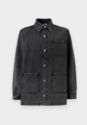 Veste en denim gris foncé avec col évasé, fermeture à boutons et deux grandes poches avant. Présente une texture lisse et un design structuré.