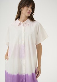 Cămașă cu nasturi, mâneci scurte, roz deschis cu un gradient care se transformă în violet la tiv, realizată dintr-un material neted și ușor.