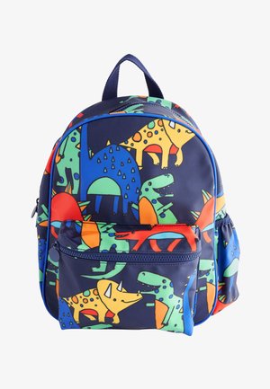 Tumesinine laste seljakott, millel on värvilised dinosauruste mustrid, sealhulgas tritseratops, stegoosaurus ja T-Rex, esikülje ja külgede tõmblukuga taskutega.