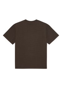 Καφέ βαμβακερό μπλουζάκι με κοντά μανίκια, στρογγυλή λαιμόκοψη και απλό πίσω μέρος. Λευκή υφή, χωρίς εμφανή μοτίβα ή διακοσμήσεις.