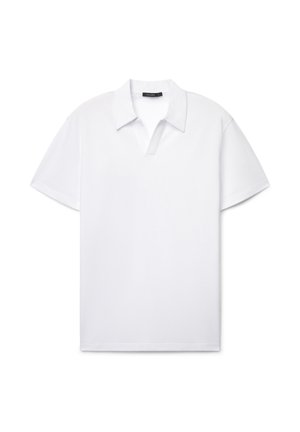 Weißes Poloshirt mit kurzen Ärmeln, Kragen und offenem Halsausschnitt, flach vor weißem Hintergrund präsentiert.