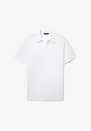 Weißes Poloshirt mit kurzen Ärmeln, Kragen und offenem Halsausschnitt, flach vor weißem Hintergrund präsentiert.