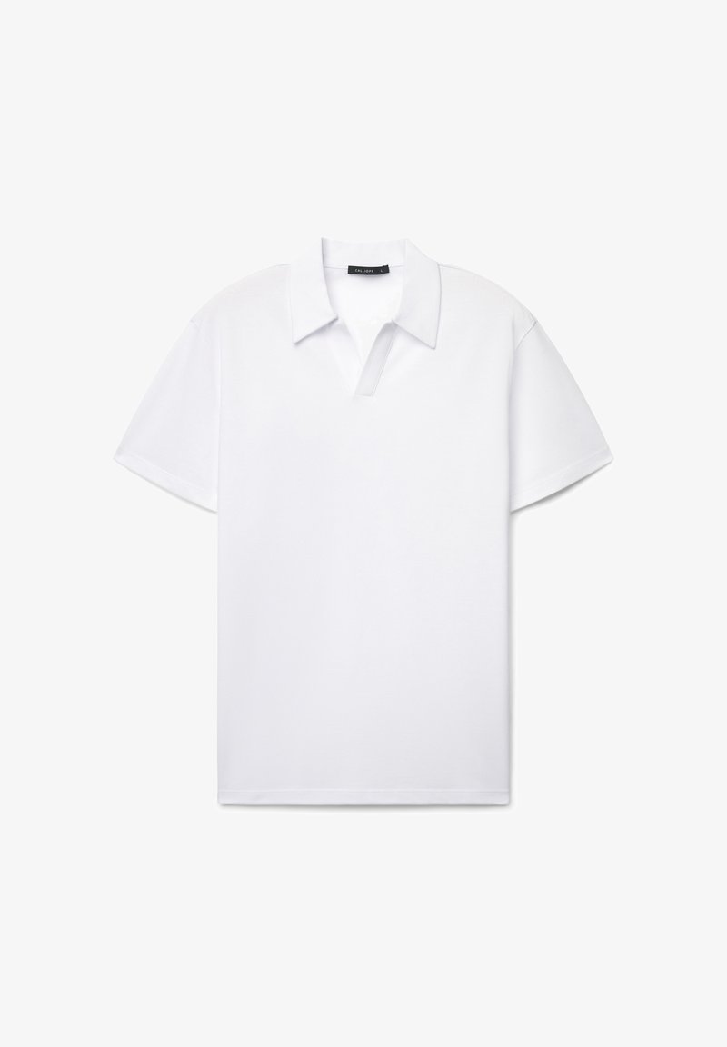 Weißes Poloshirt mit kurzen Ärmeln, Kragen und offenem Halsausschnitt, flach vor weißem Hintergrund präsentiert.