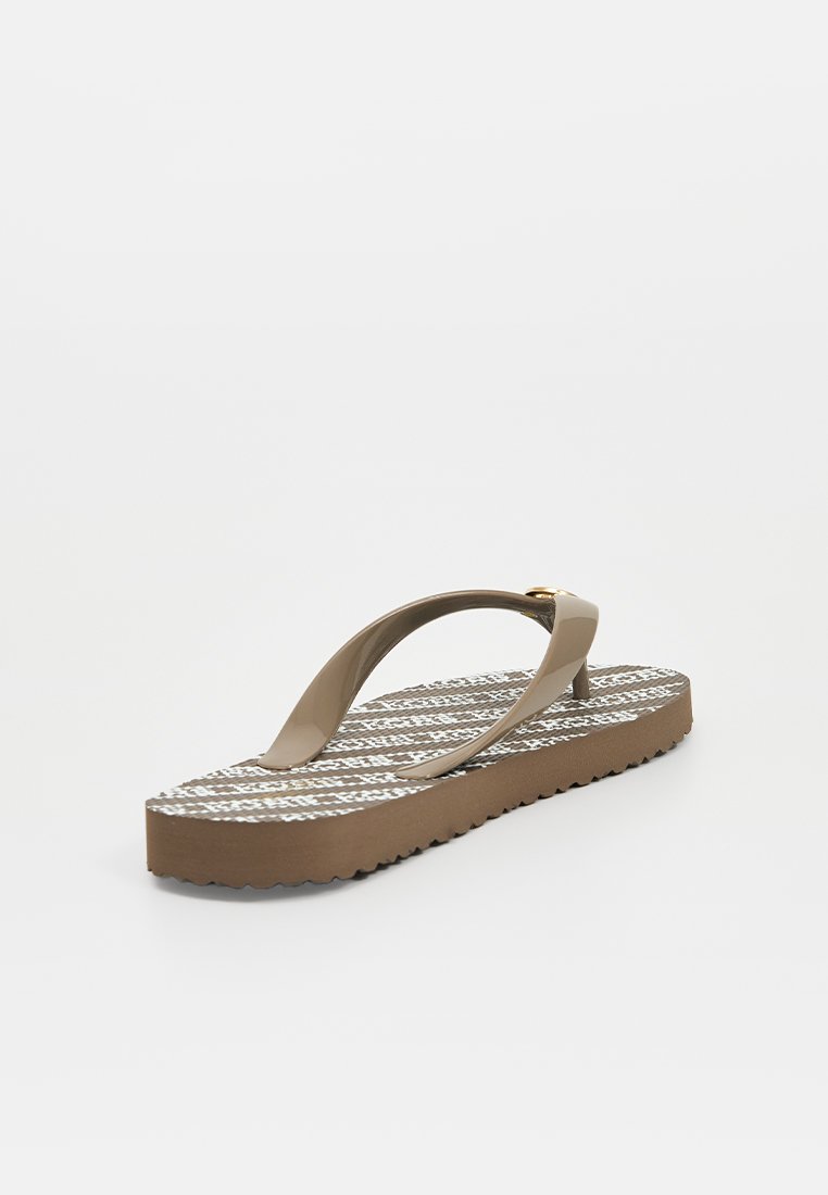 Braune Flip-Flops mit einem strukturierten, gemusterten Fußbett und einem glatten, glänzenden Riemen. Mit einem kleinen goldenen Akzent an der Basis des Riemens.
