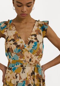 Lauren Ralph Lauren Petite FLORAL BELTED CRINKLE GEORGETTE DRESS - Vapaa-ajan mekko - cream/multi