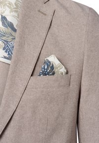 Lichtbruine blazer van textuurstof, met een wit pochet met blauw en beige bloempatronen. Inclusief stiksels op de revers.