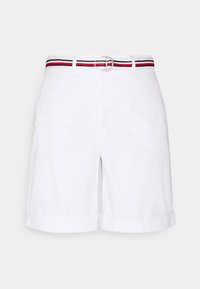 Pantaloni corti bianchi in cotone con orlo arrotolato e una cintura multicolore a righe con fibbia a D in argento. Texture liscia e vestibilità su misura.