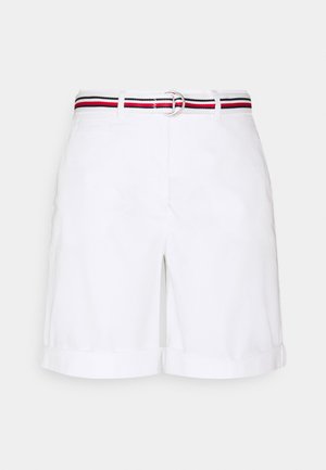 Shorts de algodón blancos con dobladillo enrollado y un cinturón de rayas multicolores con hebilla en D de plata. Textura suave y ajuste entallado.