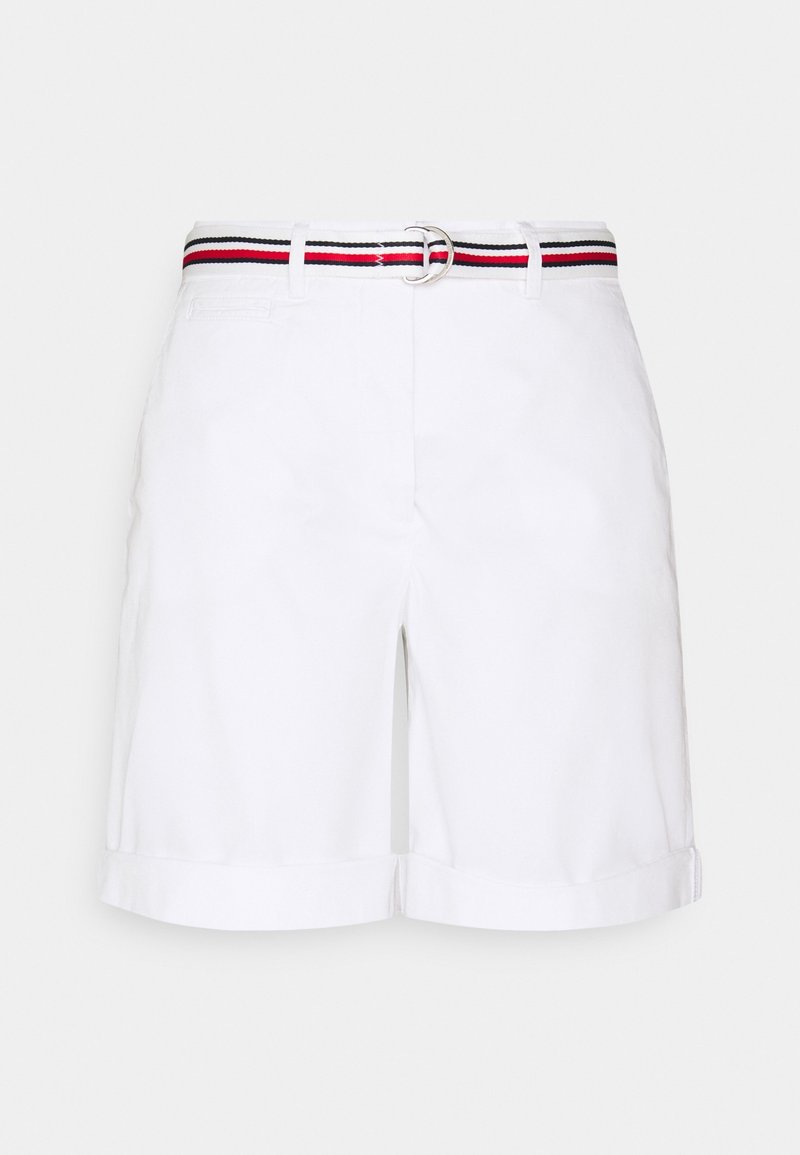 Pantaloni corti bianchi in cotone con orlo arrotolato e una cintura multicolore a righe con fibbia a D in argento. Texture liscia e vestibilità su misura.