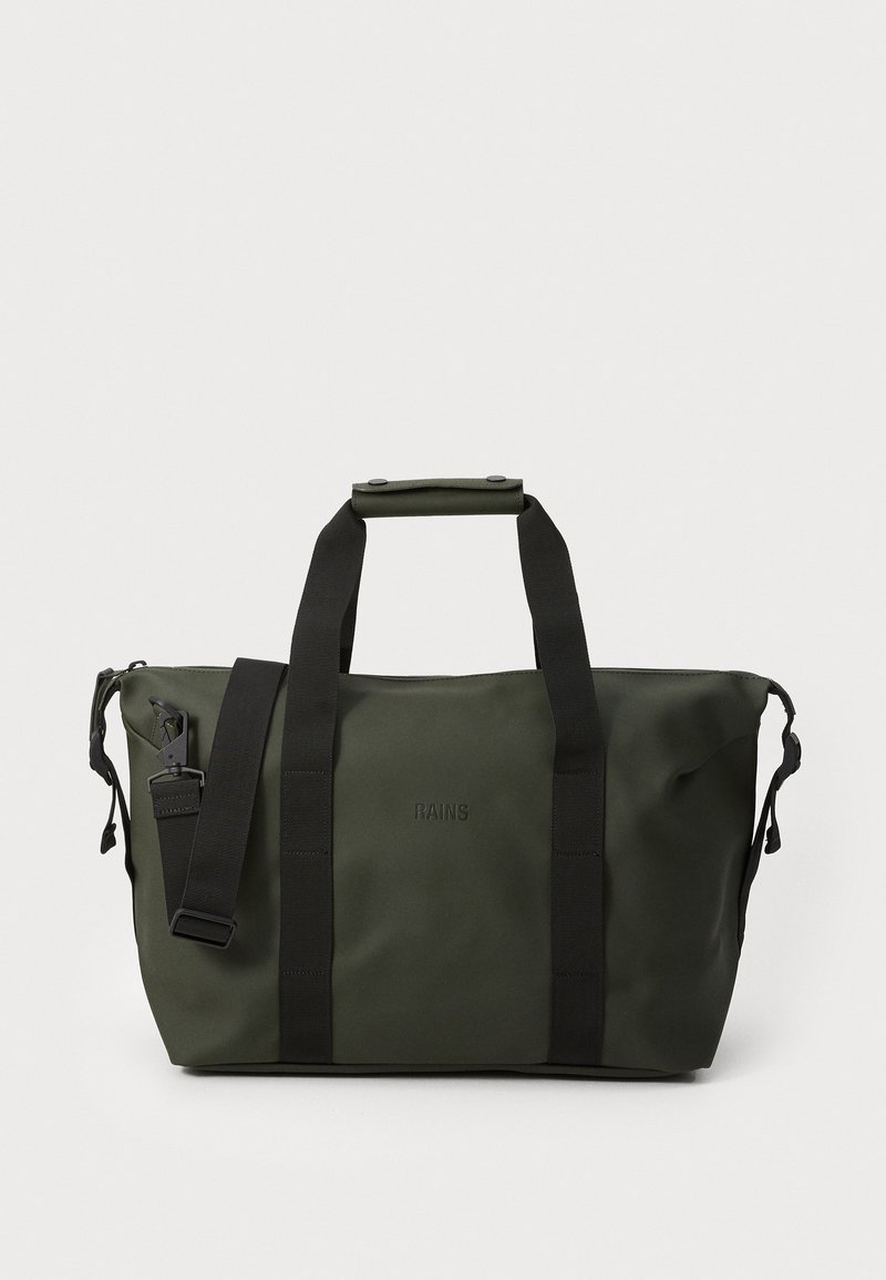 Grüner wasserdichter Rucksack aus glattem Material, ausgestattet mit zwei stabilen schwarzen Trägern, einem oberen Griff und einem abnehmbaren Schultergurt.