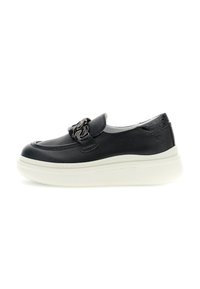 Scarpe slip-on nere in pelle con finitura testurizzata, caratterizzate da un accento in catena argentata e una suola bianca in piattaforma per un contrasto.