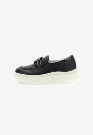Pantofi slip-on negri din piele cu un finisaj texturat, având un accent din lanț argintiu și o talpă albă pentru contrast.