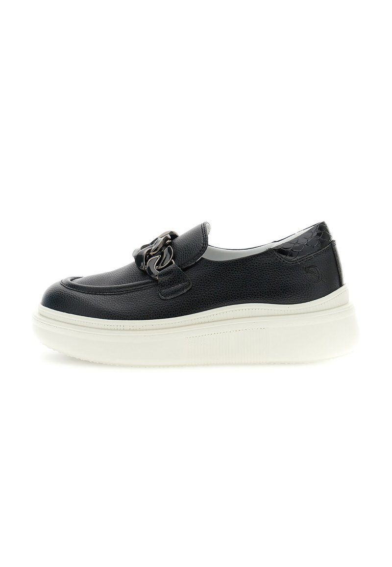 Scarpe slip-on nere in pelle con finitura testurizzata, caratterizzate da un accento in catena argentata e una suola bianca in piattaforma per un contrasto.