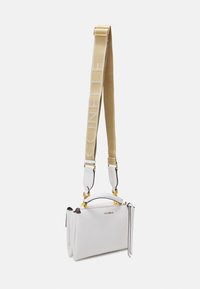 Hvid læderhandbag med guldfarvet hardware, der har en top-håndtag og et aftageligt beige skulderrem med logo. Tekstureret overflade og sidelukningsdetalje.