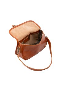 Borsa a mano in pelle marrone con una finitura liscia, interno beige e una tasca con zip. Presenta una tracolla regolabile e una chiusura a scatto magnetico.