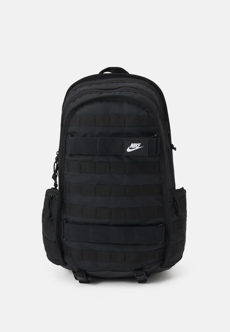 Mochila Nike preta com um tecido texturizado, vários compartimentos com zíper, alças ajustáveis e um patch de logótipo em destaque.