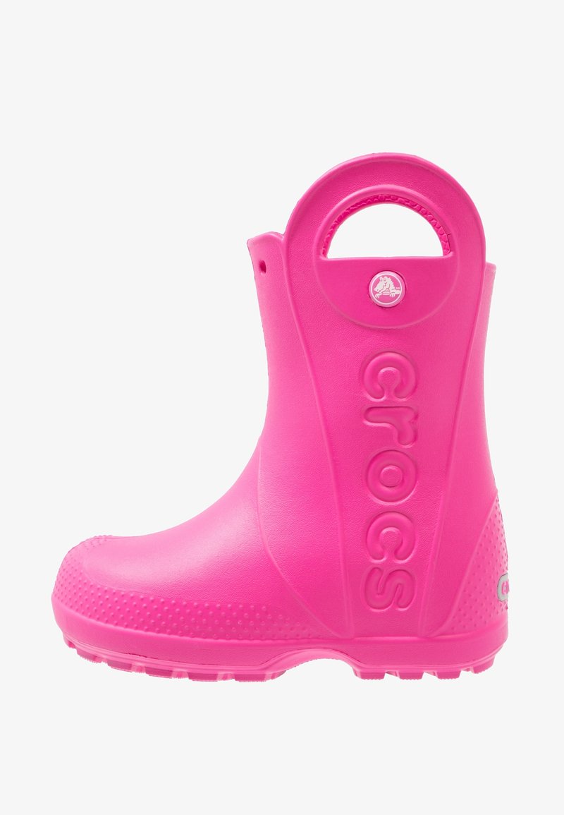 Bottes de pluie Crocs rose vif avec poignée intégrée et semelle texturée, conçues pour un port facile et une résistance à l'eau.