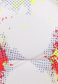 Pallone da calcio bianco con superficie testurizzata, caratterizzato da motivi a spruzzo colorati in rosso, giallo e blu su più sezioni.