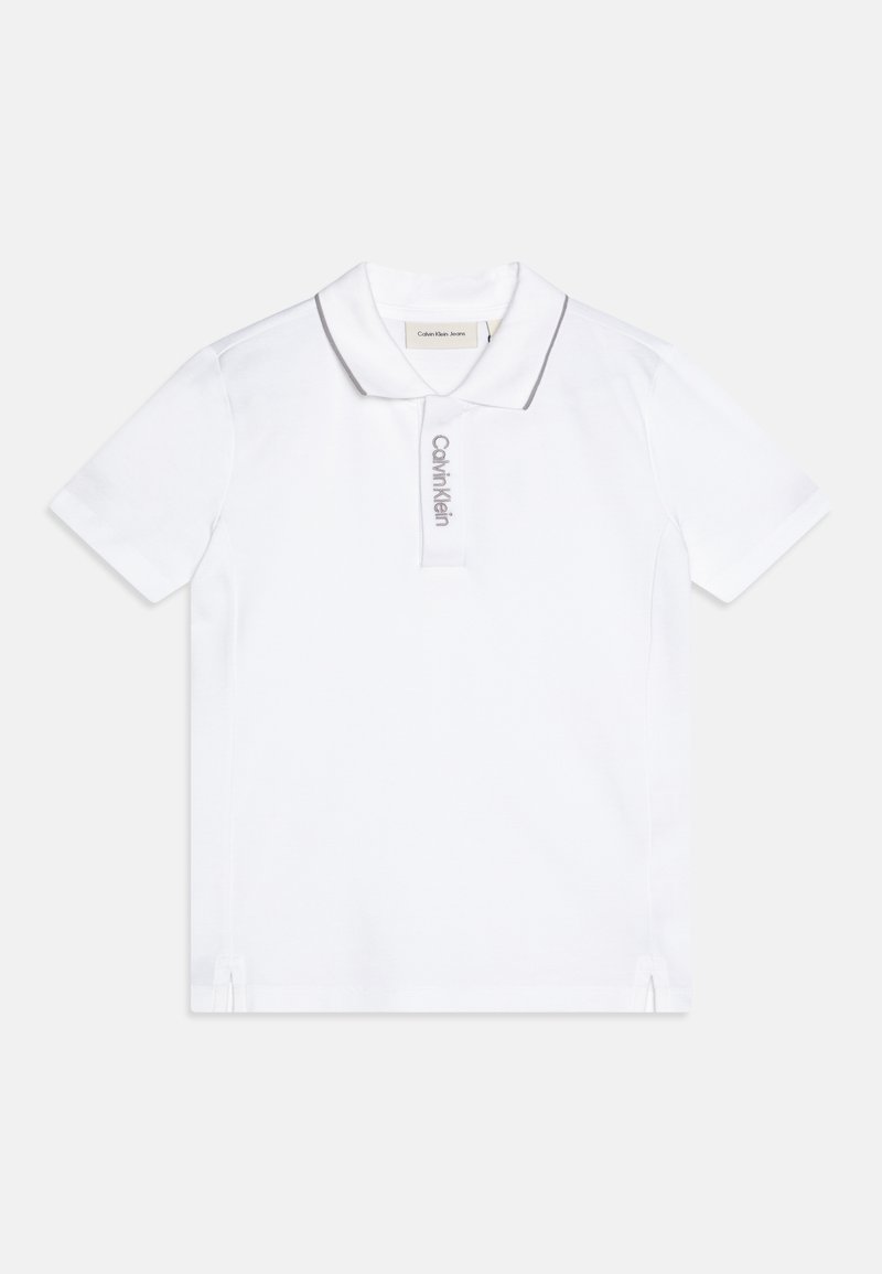 Polo branca feita de algodão, com colarinho clássico, mangas curtas, detalhes cinzas no colarinho e um logótipo impresso na frente.