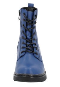 Botín de tobillo de cuero azul con cordones negros, costura perforada, cremallera frontal y suela texturizada para un mejor agarre.